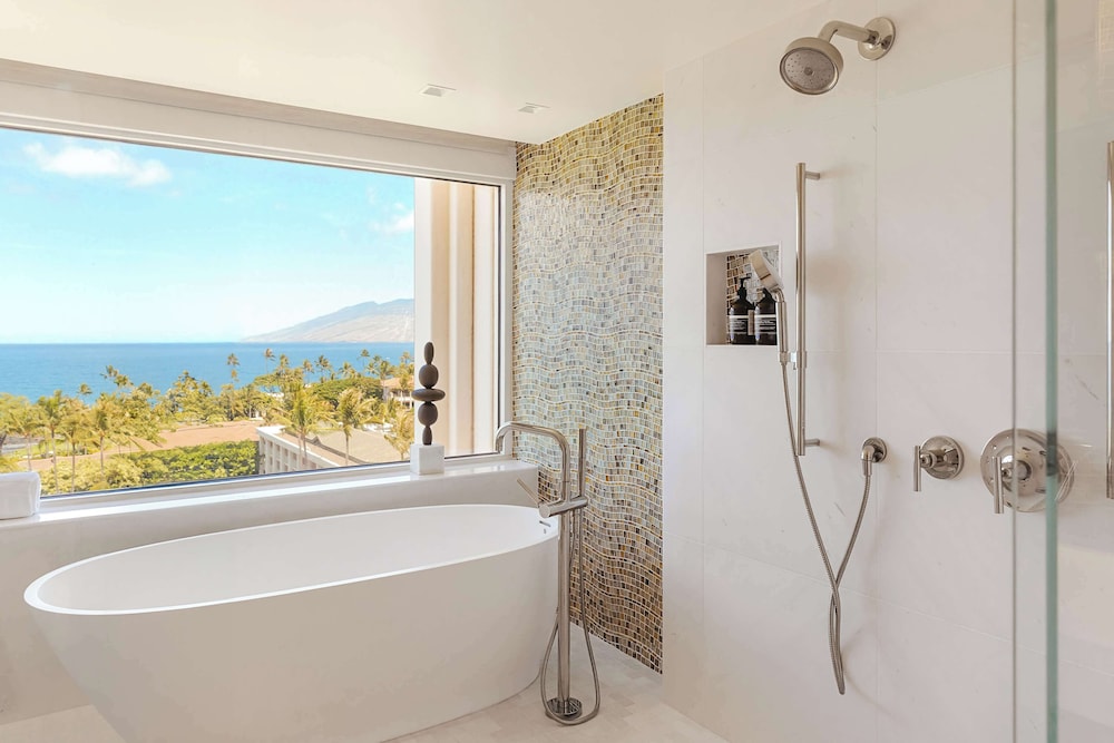 Club Suite, 1 Bedroom, Kitchenette, Ocean View (Napua Malu Suite) thumbnail 6