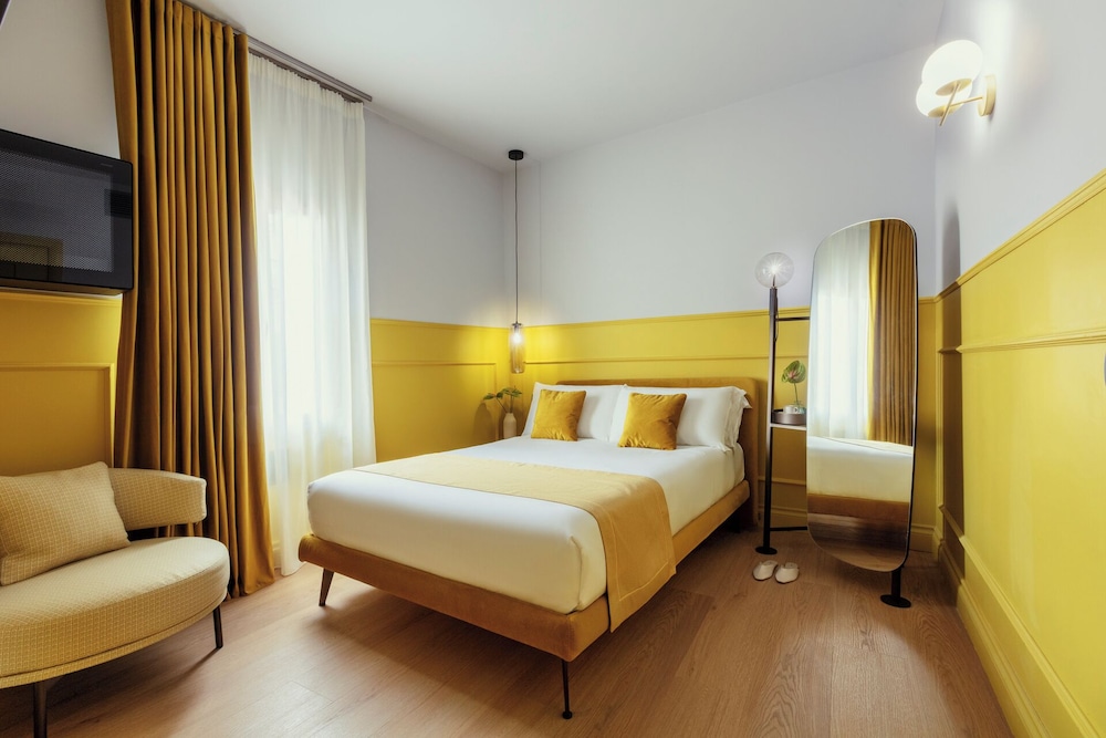 Smart Double Room with a French Bed in an Annex Building