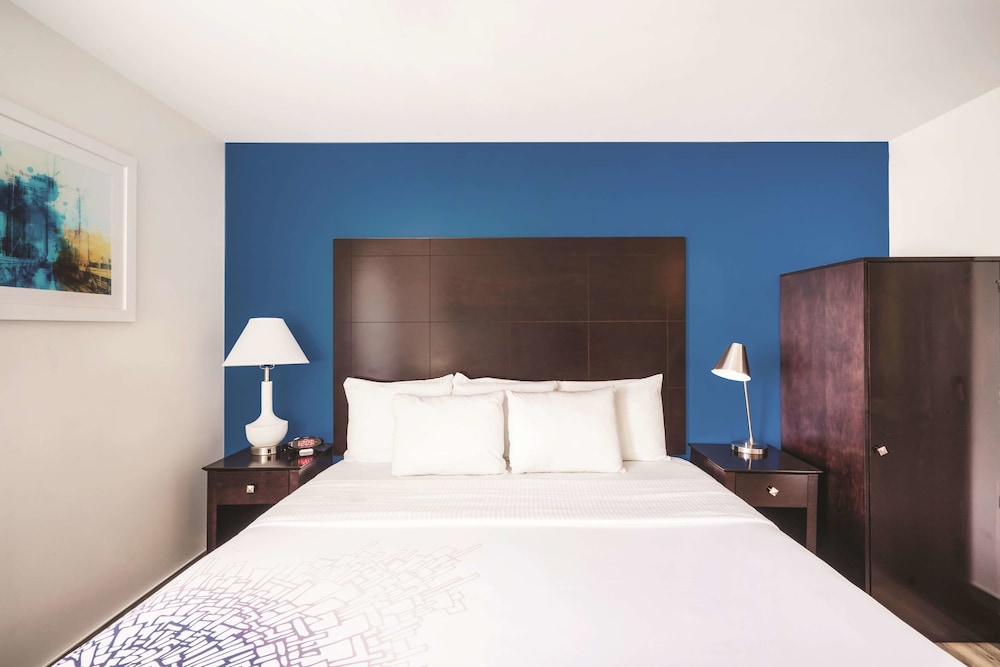 Room, 1 King Bed, Non Smoking - Photo 2