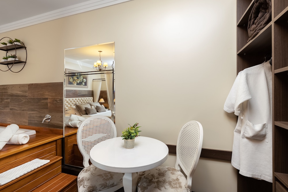 Honeymoon Suite, 1 Queen Bed photo 2