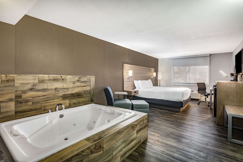 1 King Bed, Suite, Jetted Tub, Non-Smoking - Photo 3
