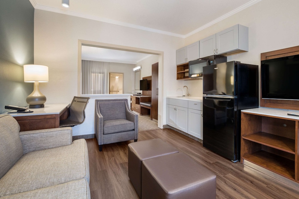 Suite, 2 Double Beds, Non Smoking, Pool View - Photo 9