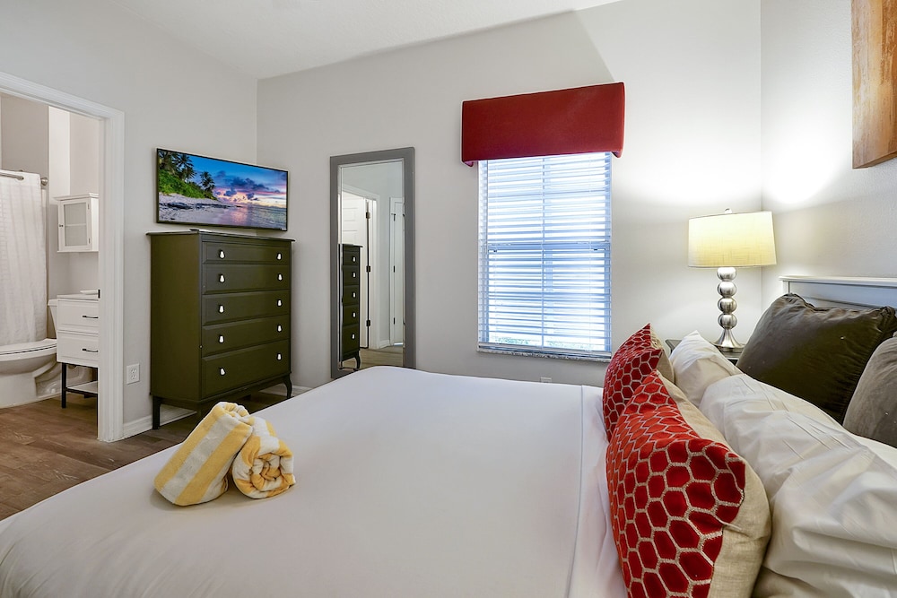 Exclusive Townhome, 4 Bedrooms, Private Pool - Photo 12