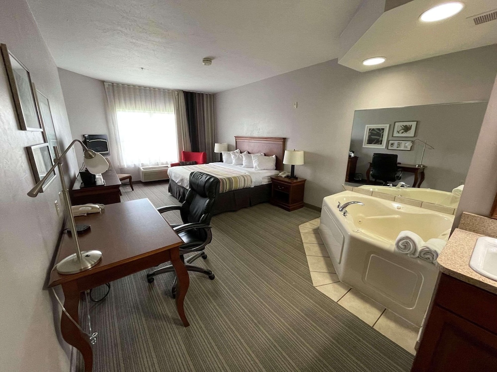 Suite, 1 King Bed, Non Smoking, Jetted Tub photo 1