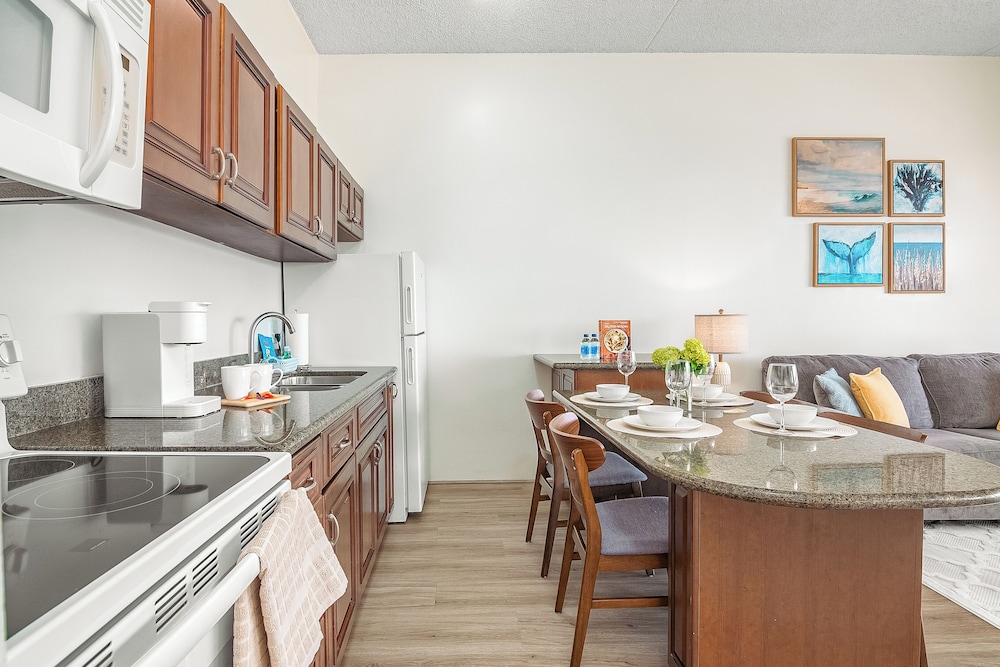 High Floor Mountain View Condo with 2 Beds and Parking: Apartment, 1 Bedroom, Balcony, Mountain View (0172) photo