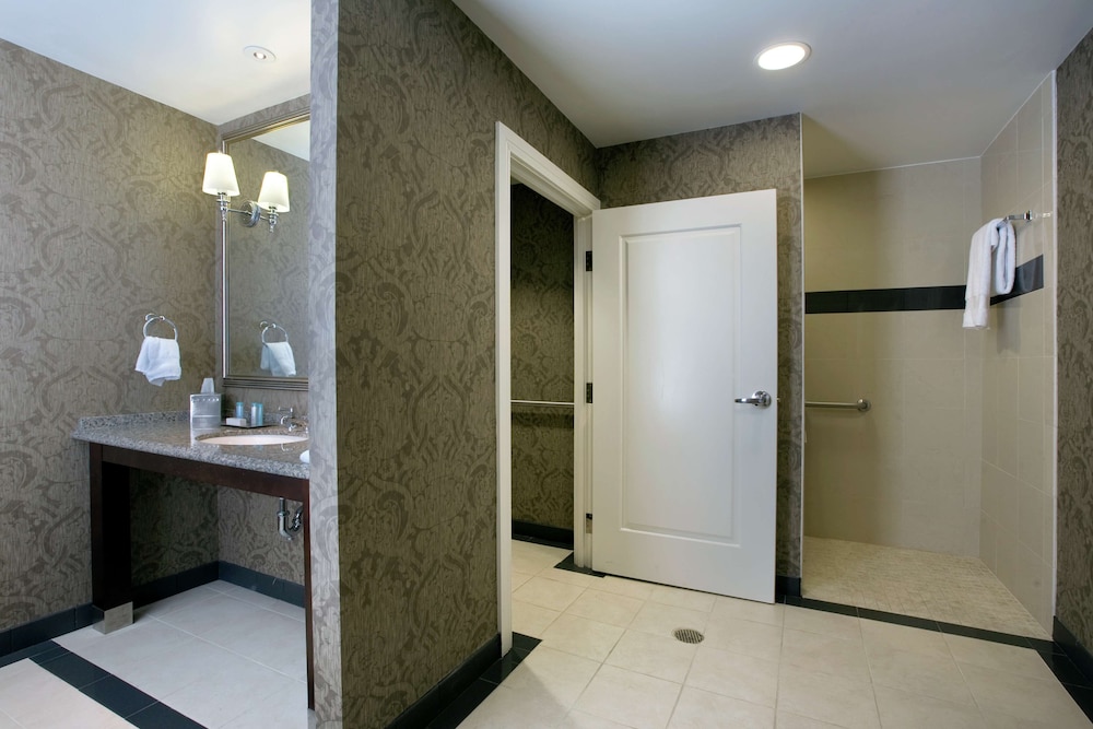 Suite, 1 Bedroom, Accessible (Roll-in Shower) - Photo 9