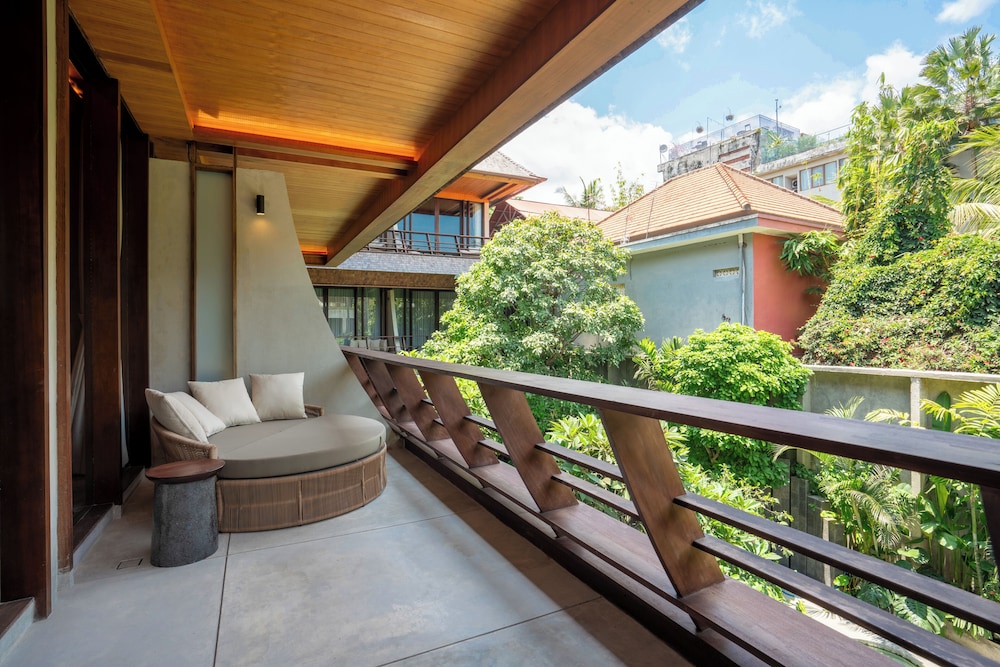 Executive Suite - Photo 13
