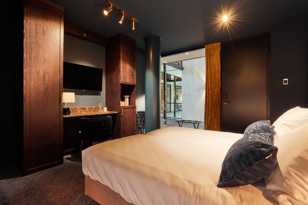 Grand Quadruple Room, Bathtub photo 3