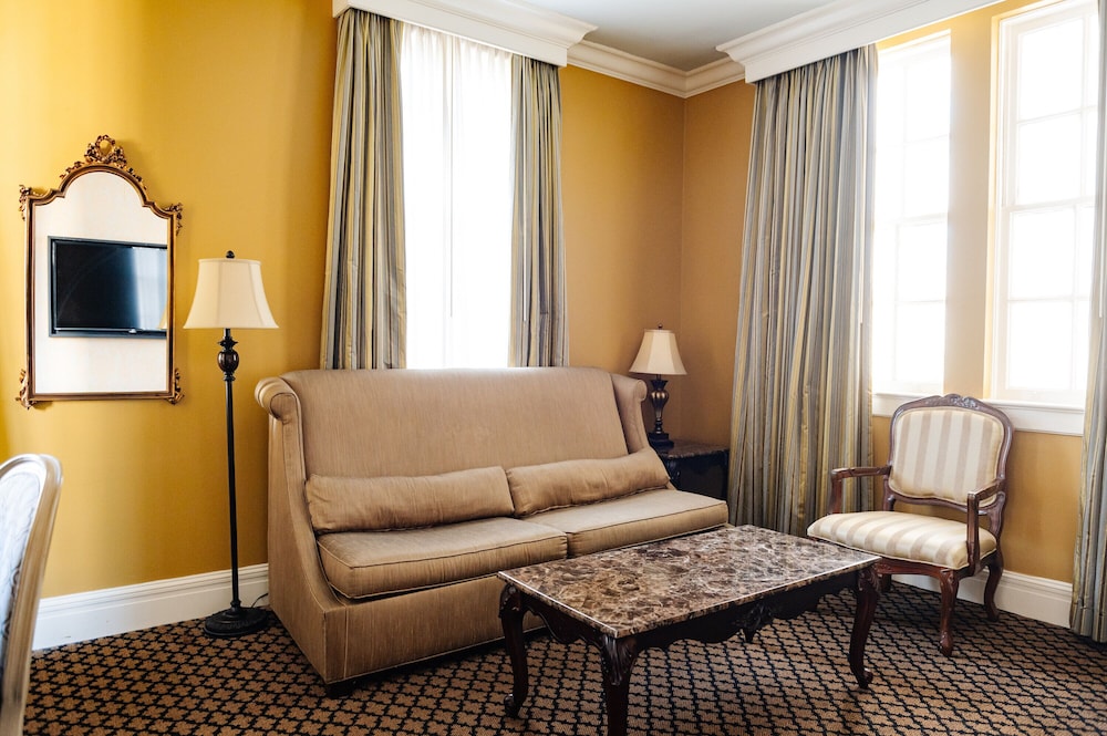King Suite (24/7 Front Desk) - Photo 12