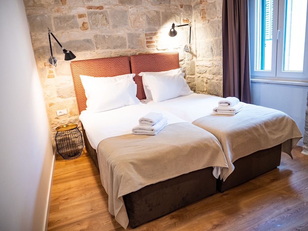 Deluxe Studio, 1 King Bed, Non Smoking, Kitchenette