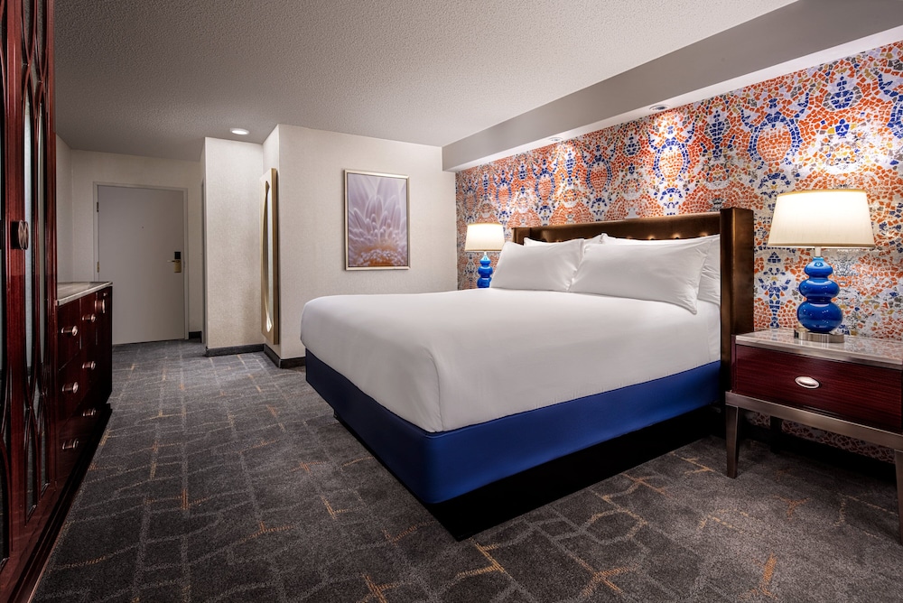Pyramid Premier King Room - Photo 2