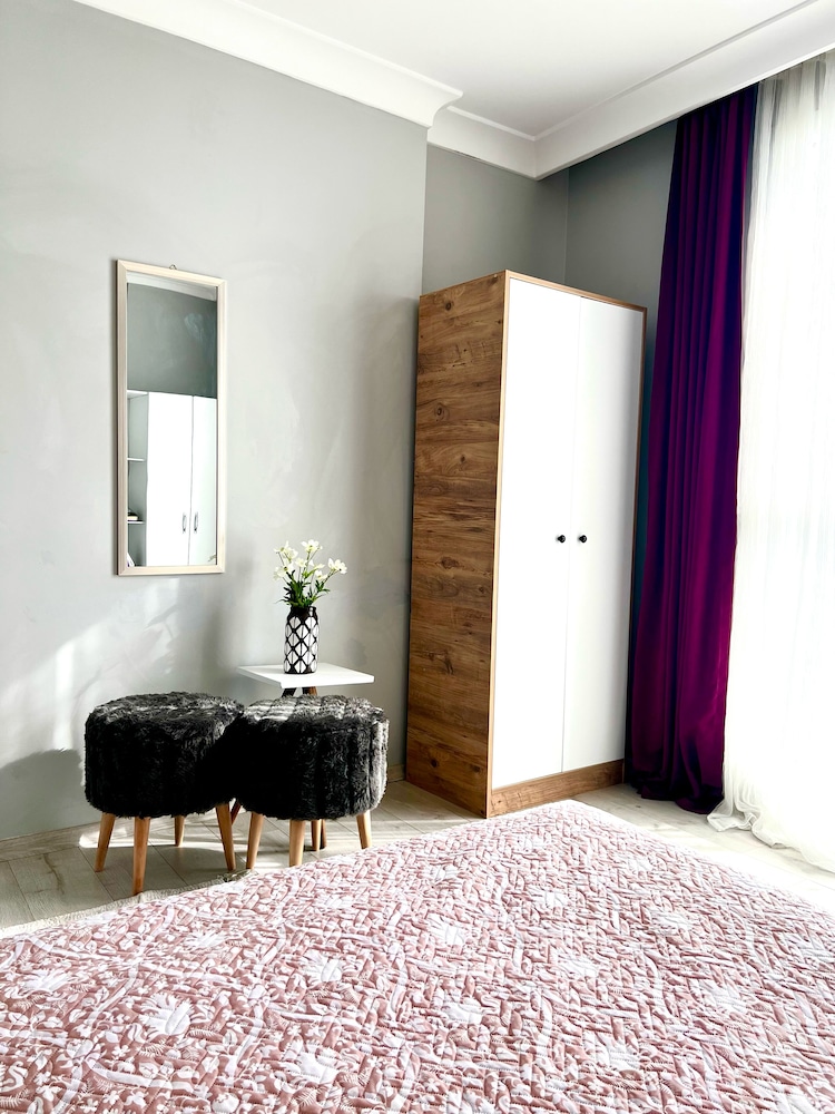 City Apartment, 2 Bedrooms photo 2