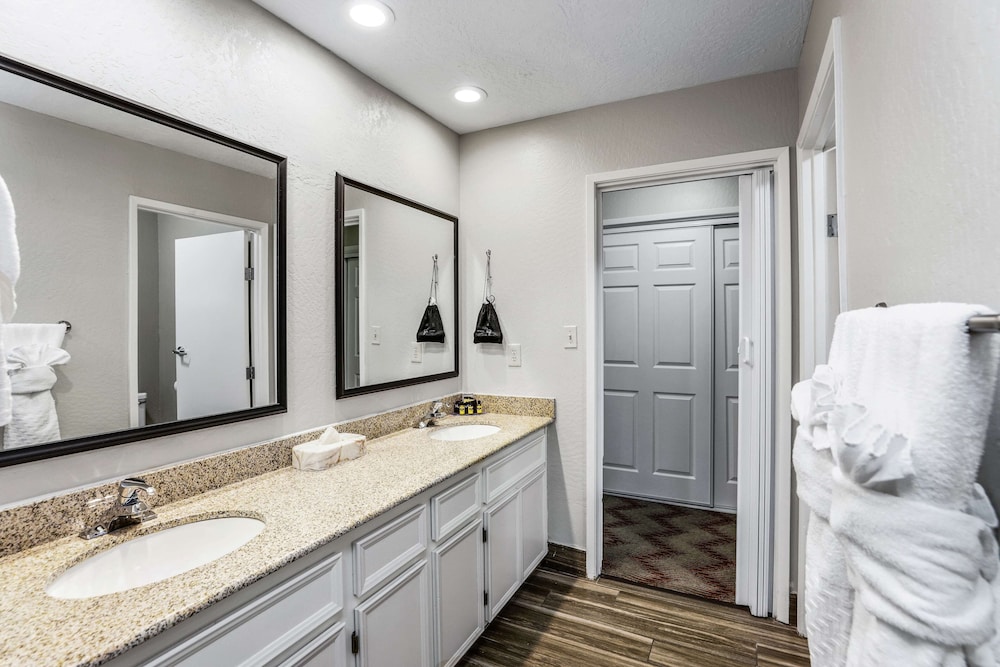 Suite, Multiple Beds, Non Smoking, Refrigerator & Microwave - Photo 6