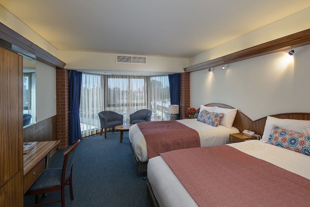Deluxe Twin Queen Room photo 1