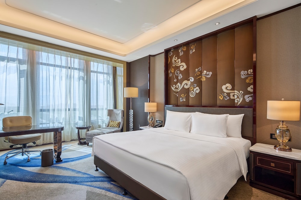 Club Room, 1 King Bed, Lake View