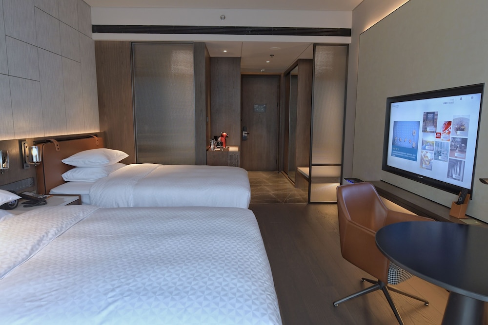 Room, 2 Twin Beds, City View - Photo 5