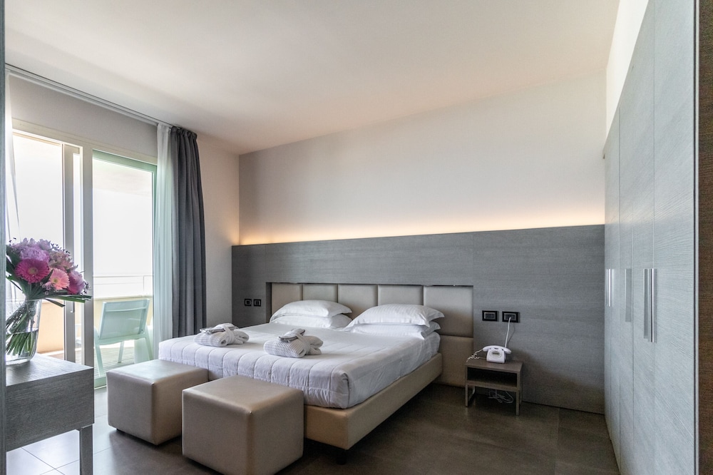Deluxe Double Room, Balcony, Partial Sea View photo 1