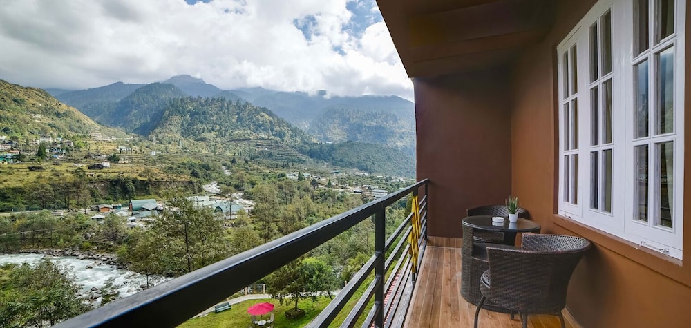 Premium Room With Balcony & Mountain View photo 3