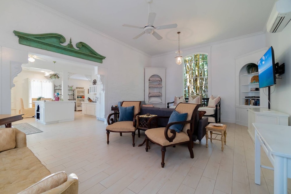 House (New Live Oak Cottage/Beach/Downtown/P) photo 2