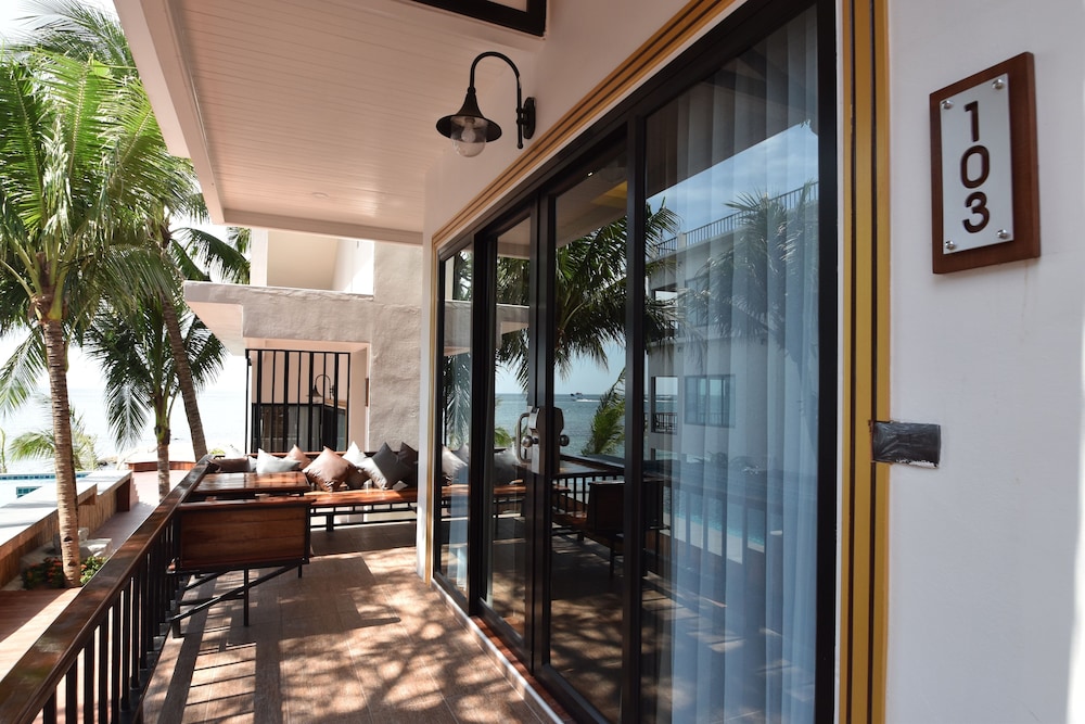Superior Room, 1 Bedroom, Pool View, Poolside - Photo 3