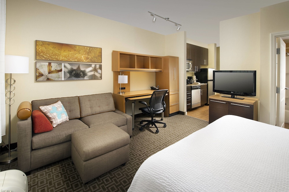 Studio, 1 King Bed with Sofa bed (Mobility/Hearing Access, Roll-in Shwr) photo 3