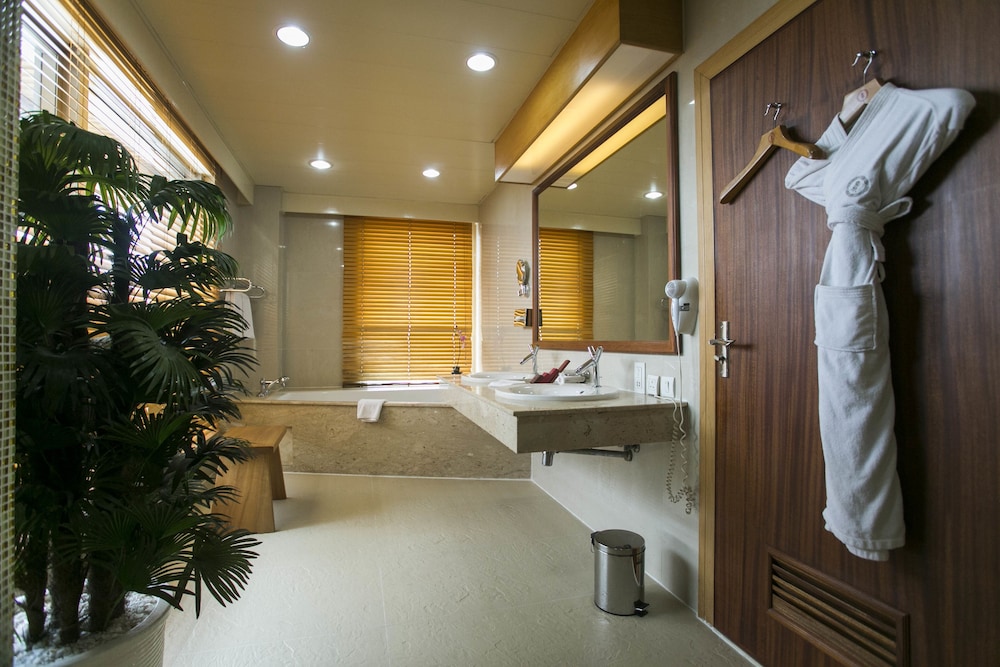Superior Suite, Lagoon View photo 2