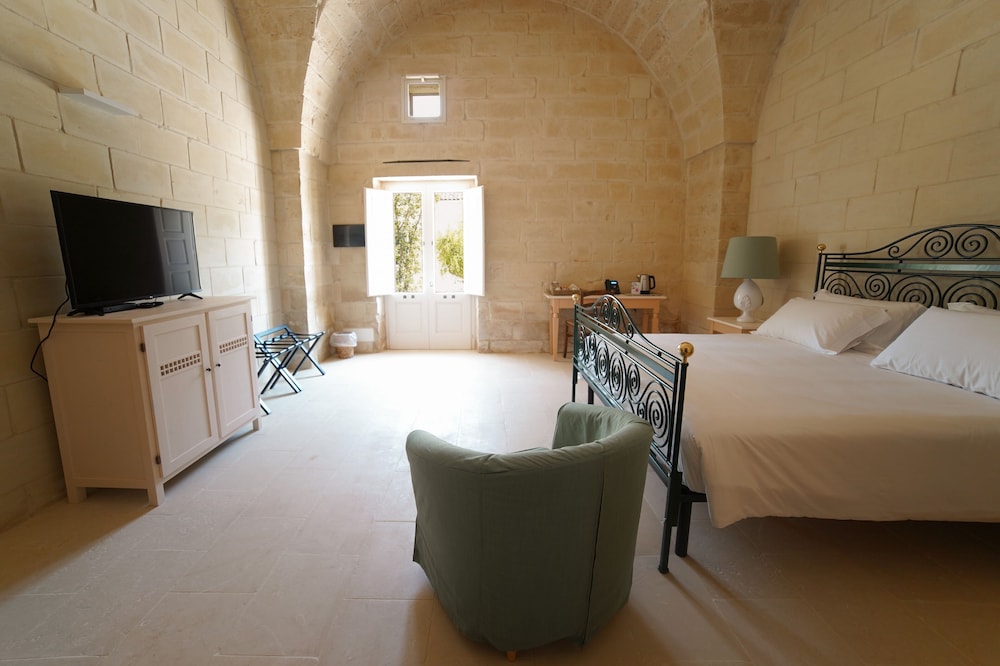 Deluxe Room - Photo 8