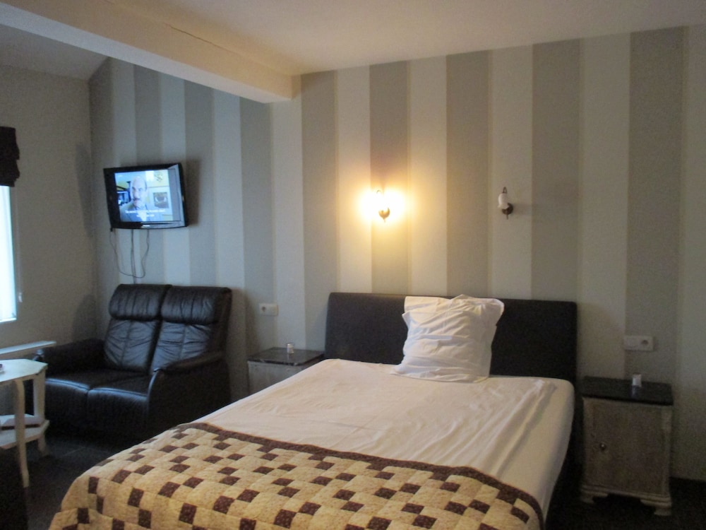 Quadruple Room (La Panaderia) photo 1