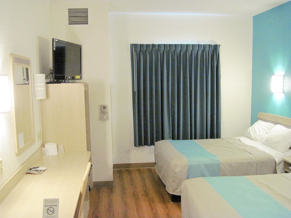 Standard Room, 2 Double Beds, Non Smoking photo 2