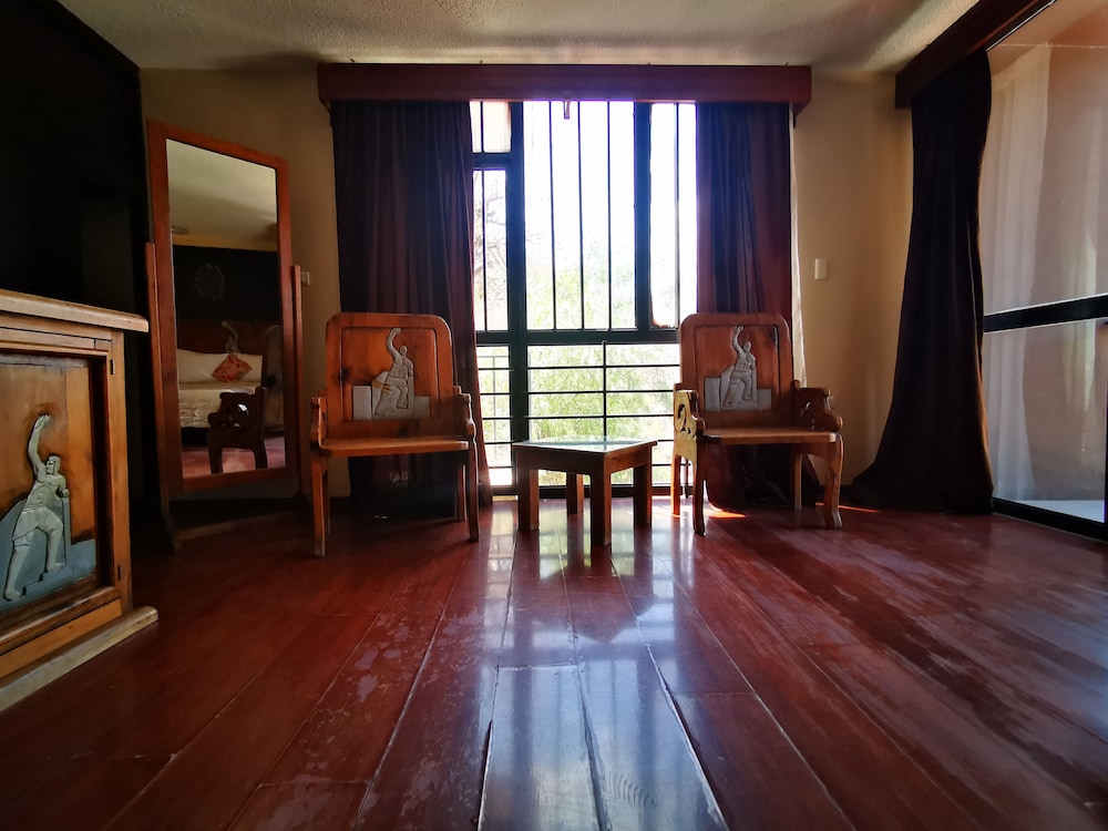Classic Room, 1 King Bed, City View (Luneta) photo 2