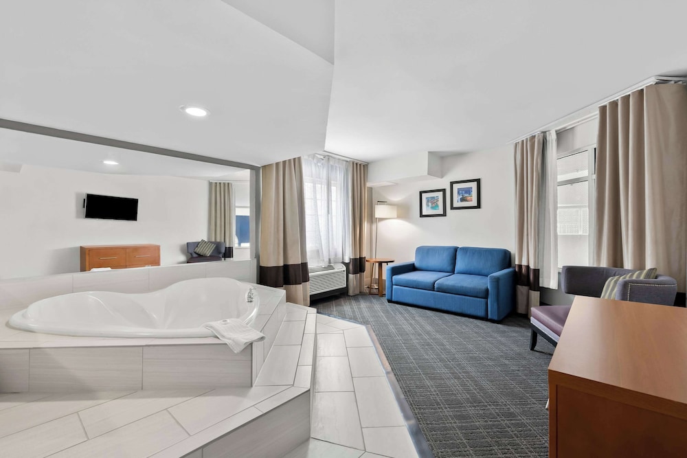 Suite, 1 King Bed Jacuzzi With Heart Shape With Pool View photo 3