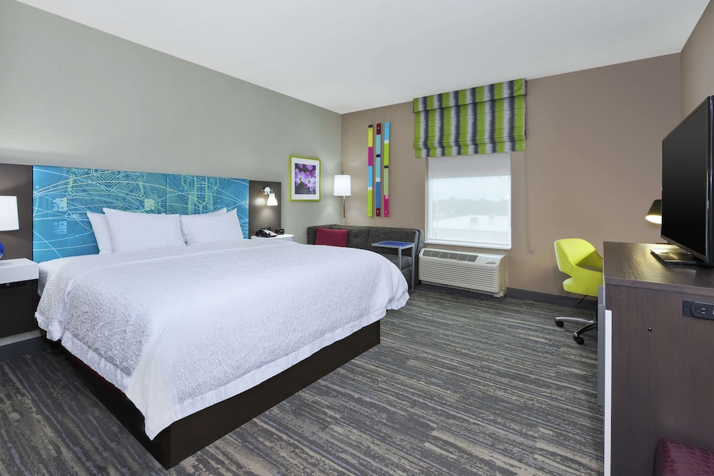 Room, 1 King Bed, Refrigerator - Photo 1
