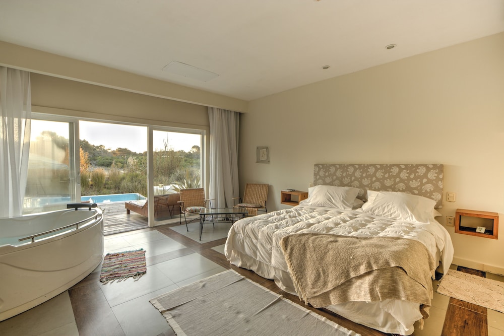 Apartment, 2 Bedrooms, 2 Bathrooms, Pool View photo 1