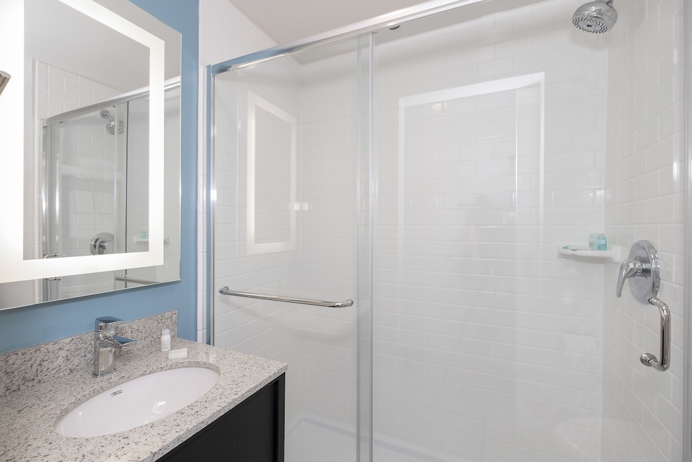 Premium Room, Multiple Beds (Smoke Free) - Photo 8