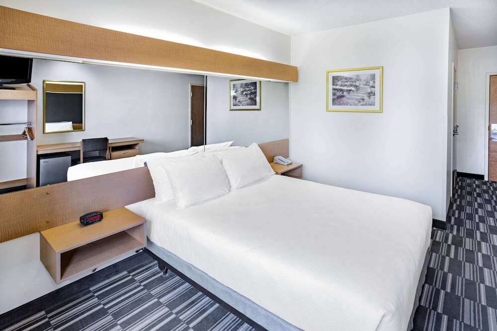 Room, 1 Queen Bed, Accessible, Non Smoking (Bathtub) - Photo 1