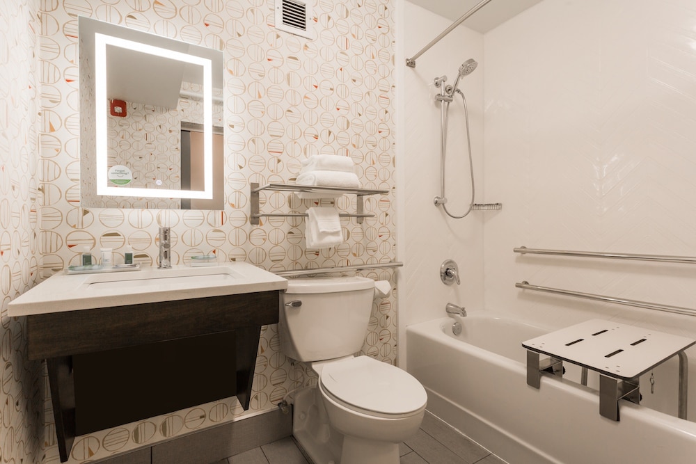 Premium Room, 1 Queen Bed, Hearing accessible with Tub photo 1