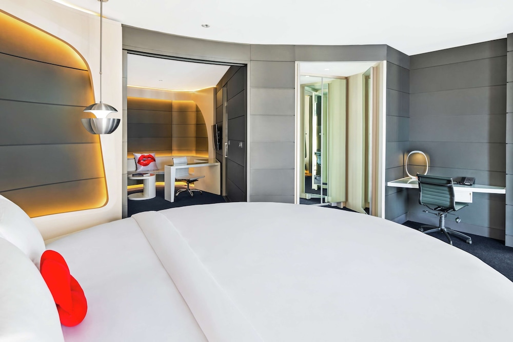 Executive Suite (Round Bed Vantage Suite) thumbnail 5