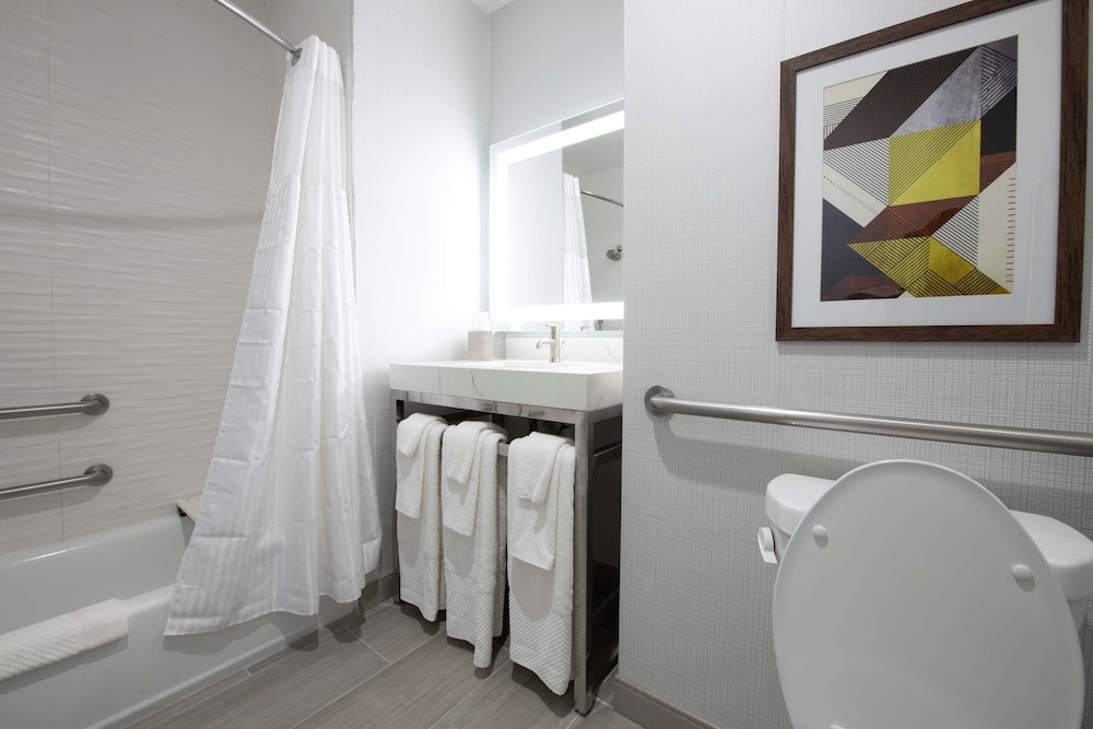 Room, 1 King Bed, Accessible, Bathtub (Mobility & Hearing) - Photo 3