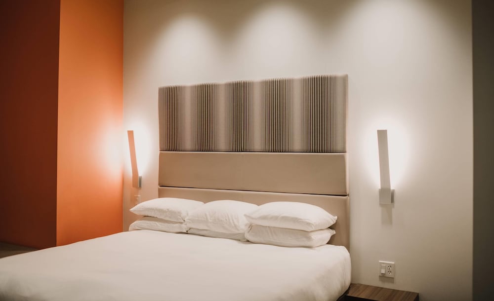 Standard Room, 1 King Bed, Non Smoking (Larger Room)