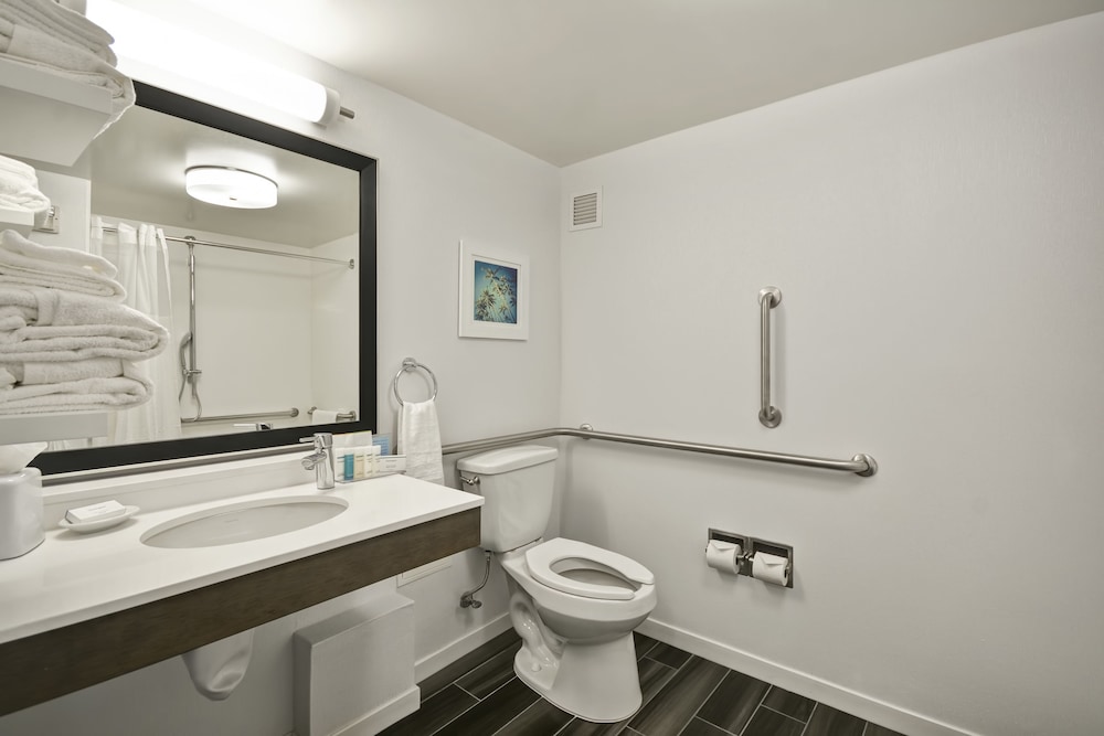 Room, 2 Queen Beds, Accessible, Non Smoking - Photo 6