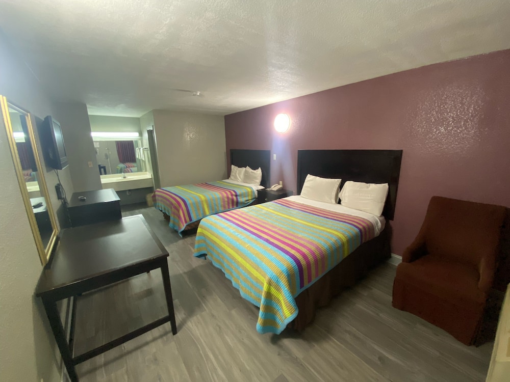 Basic Double Room, 2 Queen Beds, Smoking - Photo 3