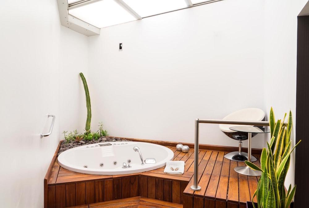 Superior Double Room (Deluxe) - Photo 8
