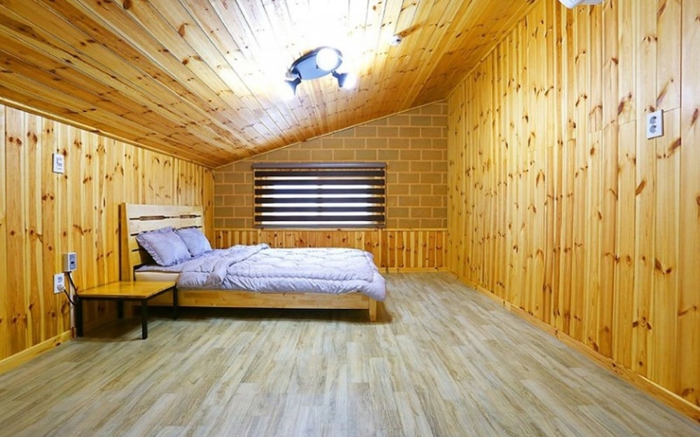 Room (Room 4)