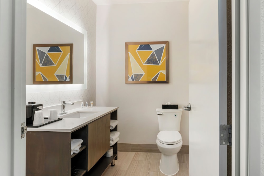Suite - Photo 8