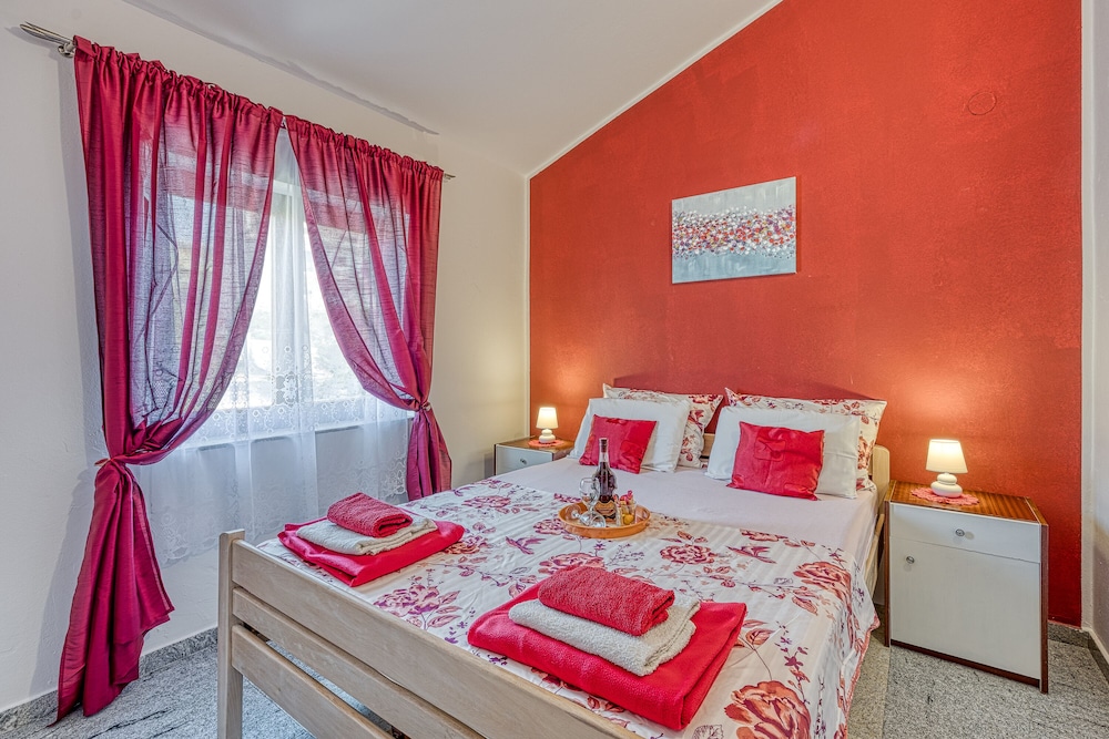 Family Apartment, 1 Bedroom, Mountainside (Cherry Apartment With Sea View)