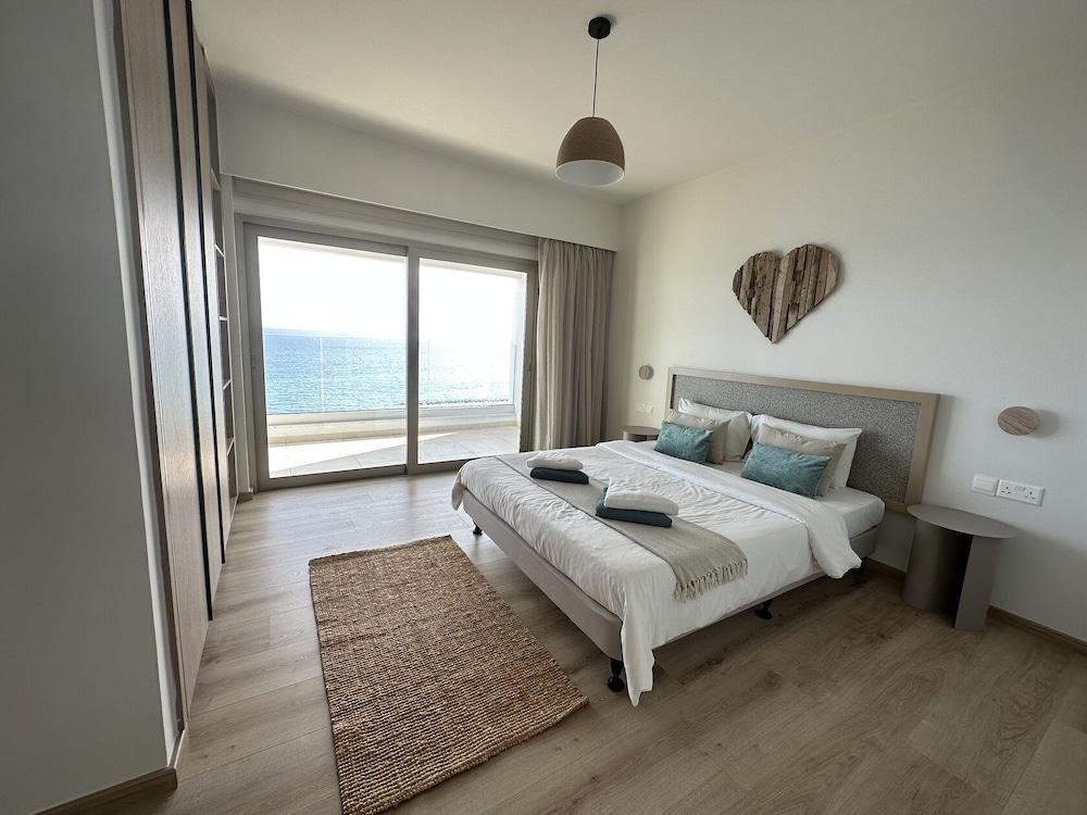 Premium Apartment, 3 Bedrooms, Sea View, Beachfront