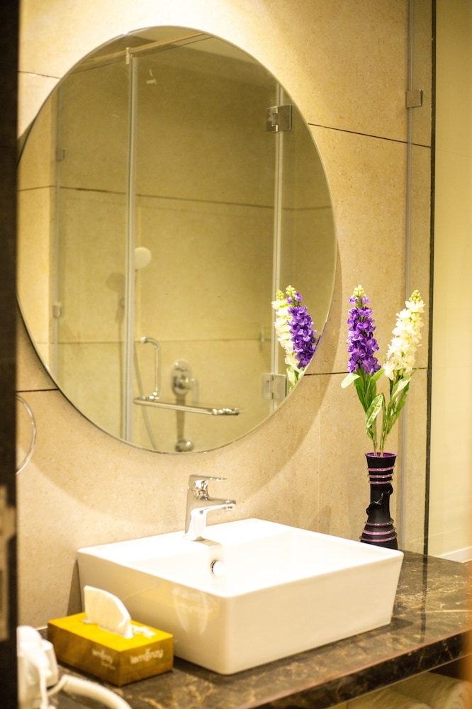 Deluxe Room with Balcony - Photo 7