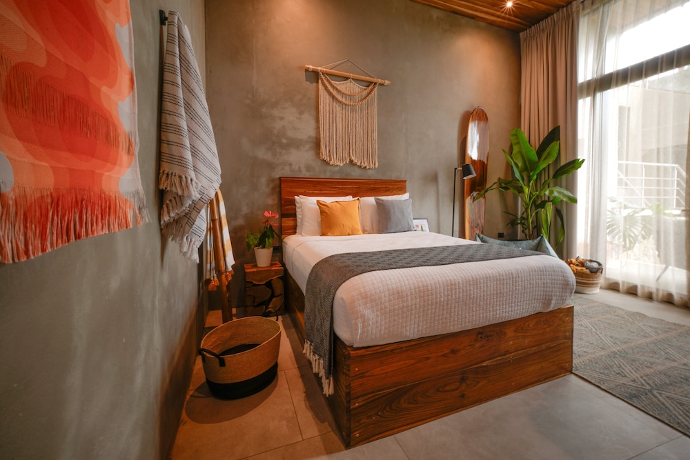 Standard Room, 1 Queen Bed, Ocean View (Double Room with Surf Lessons)