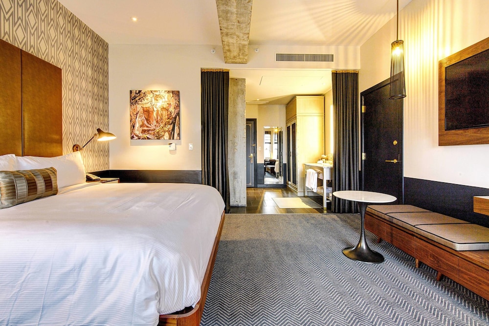 Room, 1 King Bed (Mobility Accessible, Roll-In Shower) photo 2