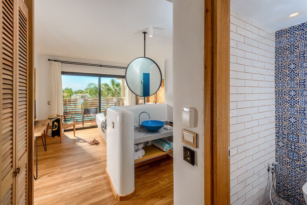 Luxury Room, Pool View thumbnail 6